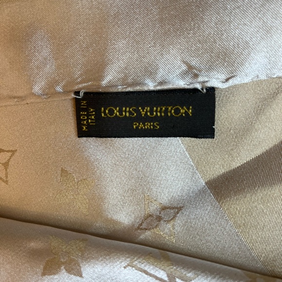 LOUIS VUITTON SILK Beige Monogram Capri Scarf - Picture 3 of 9